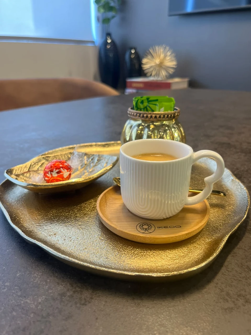 Detalhe do café servido no escritório sobre apoio de madeira com a marca IKEDO